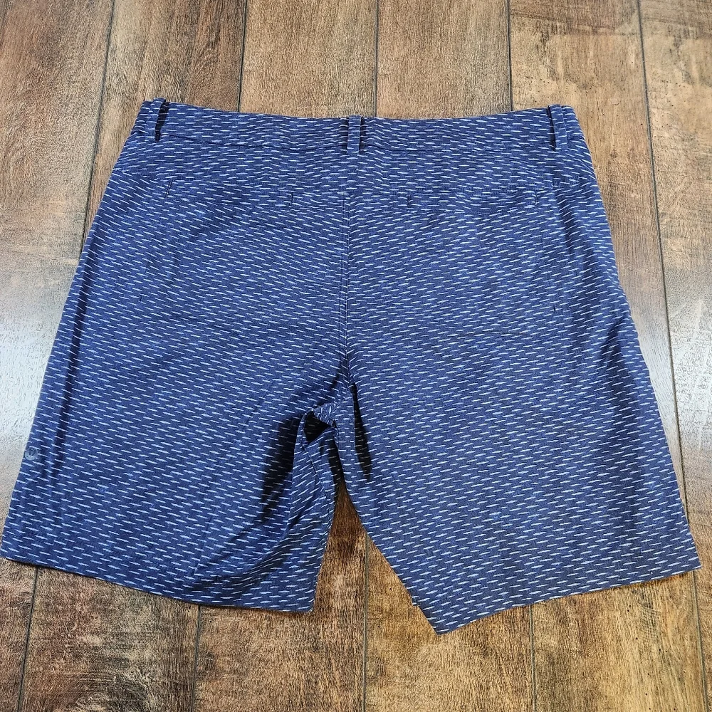 Lululemon Mens Size 38 Blue White Patterned Performance Chino Shorts Golf Casual